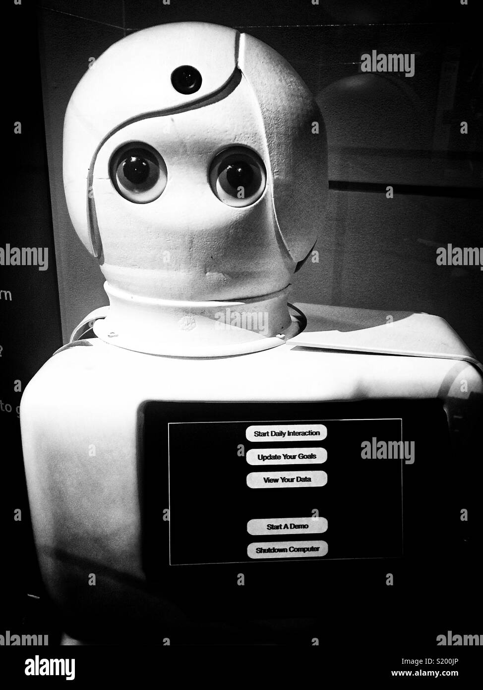 Close up d'un robot à la "Robots" et au-delà de l'exposition Musée MIT à Boston. - Image de stock capturée avec un smartphone