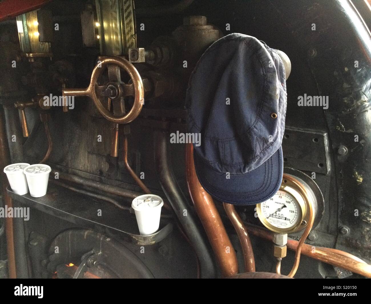 La cabine de la locomotive à vapeur avec les pilotes Banque D'Images