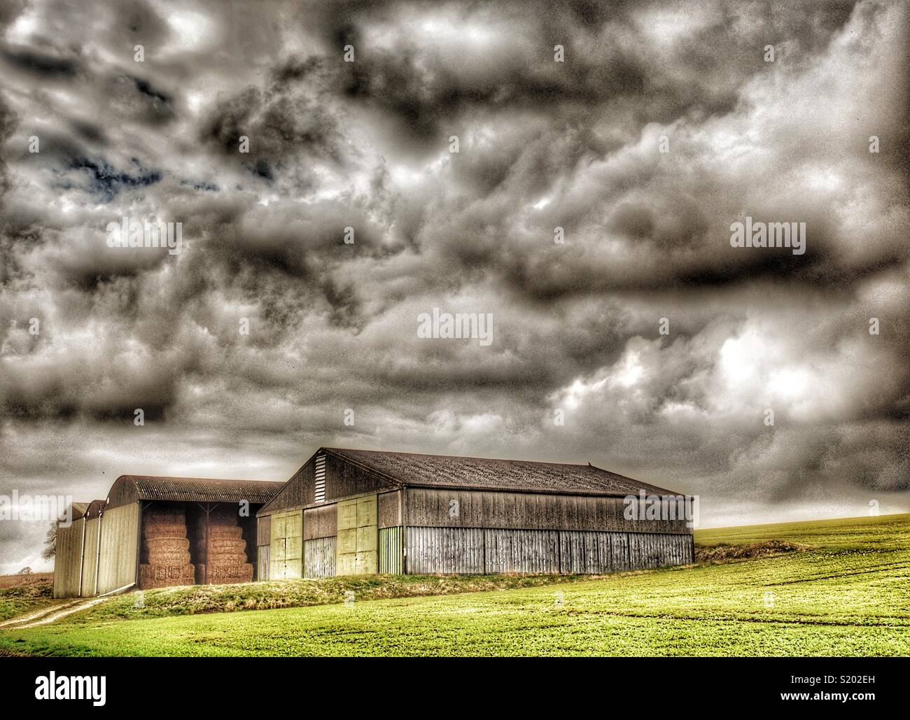 Granges de champ avec un ciel en colère, Yorkshire, England, UK - Image de stock capturée avec un smartphone