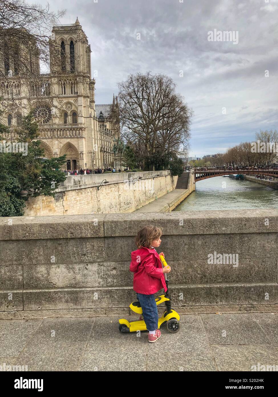 Enfant voyageant autour de Paris Notre Dame - Image de stock capturée avec un smartphone