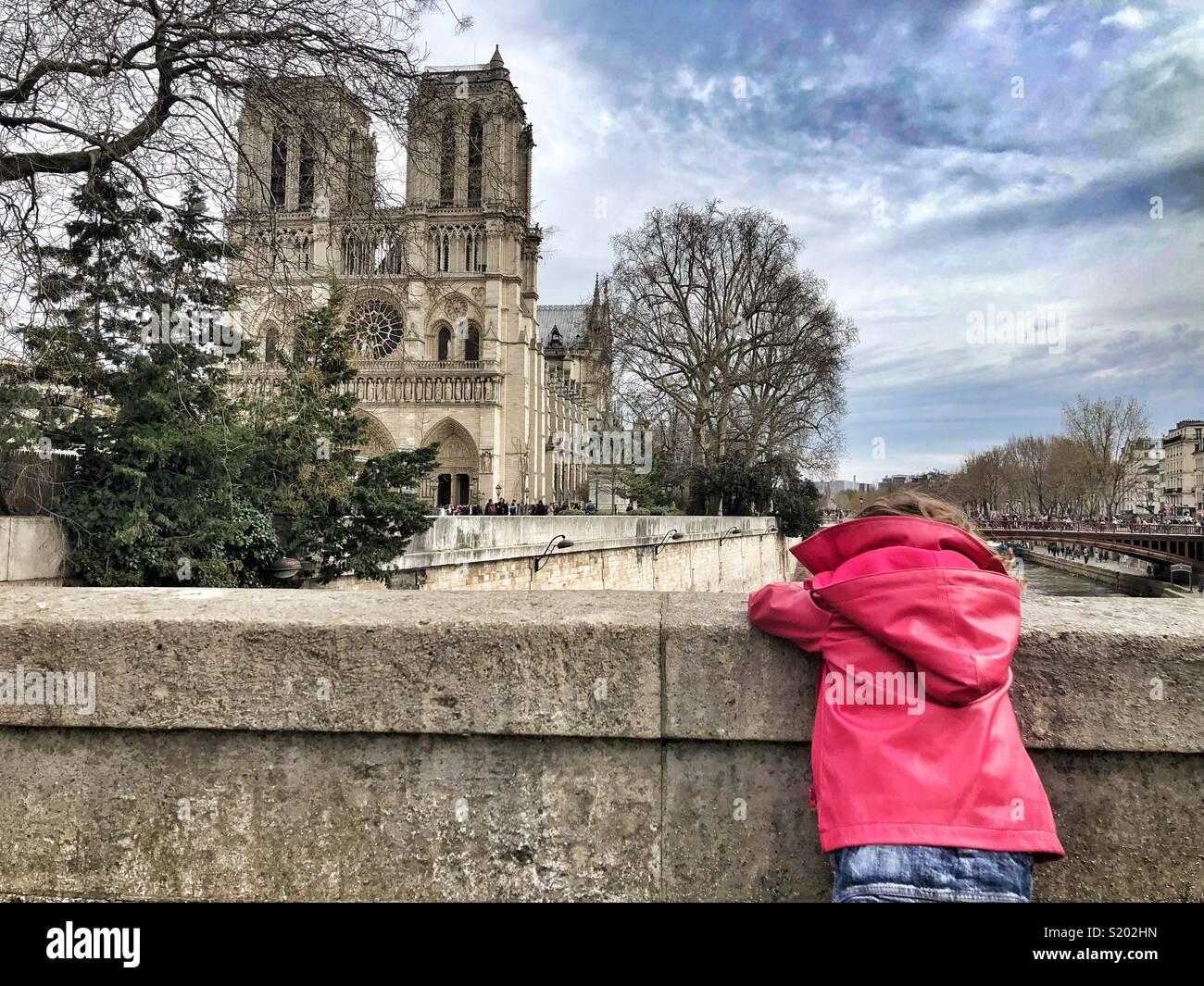 Enfant voyageant autour de Paris France - Image de stock capturée avec un smartphone