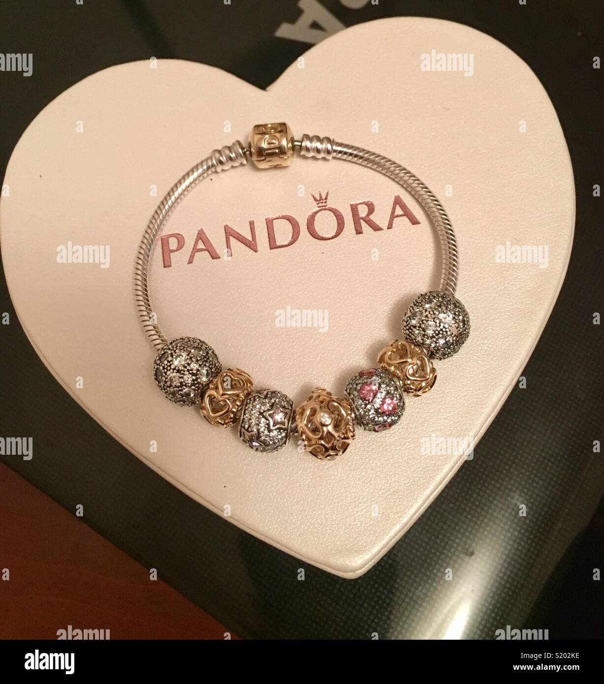 Bracelet Pandora parfait - 2 tons d'or et d'argent bracelet charms Banque D'Images