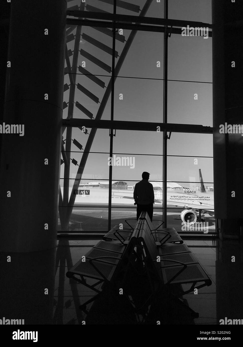 Seul l'homme en attente d'atterrissage de l'aéroport avion à medinah Banque D'Images