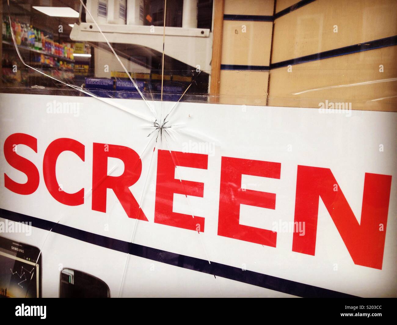 Une vitrine dans une boutique de téléphonie mobile qui répare les écrans fissurés - Image de stock capturée avec un smartphone