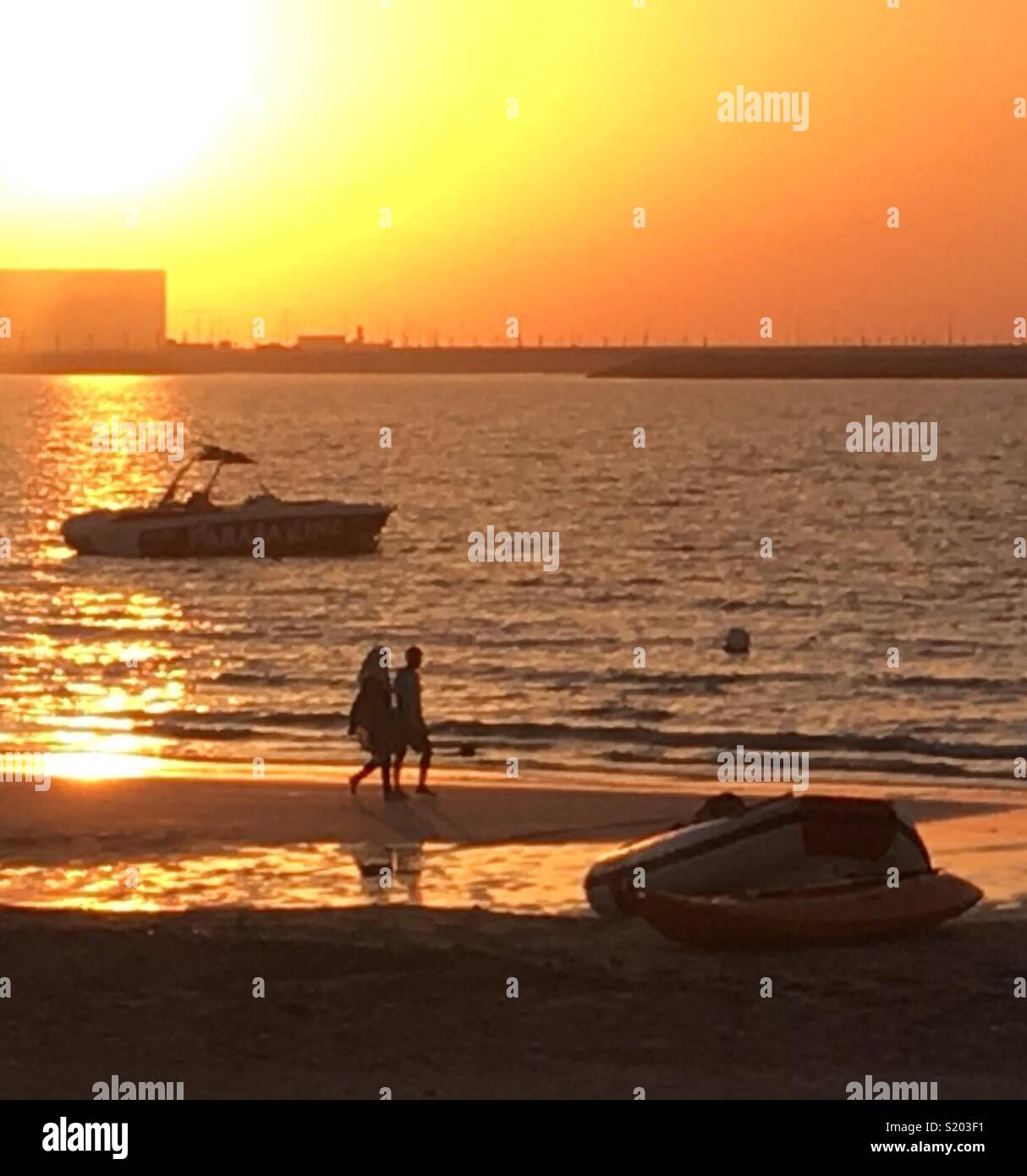 Coucher du soleil à Al Hamra U.A.E. par la mer. Banque D'Images