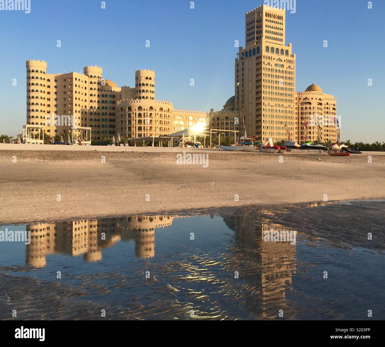 Hôtel Waldorf Astoria d'une réflexion au Al Hamra, U.A.E. Banque D'Images