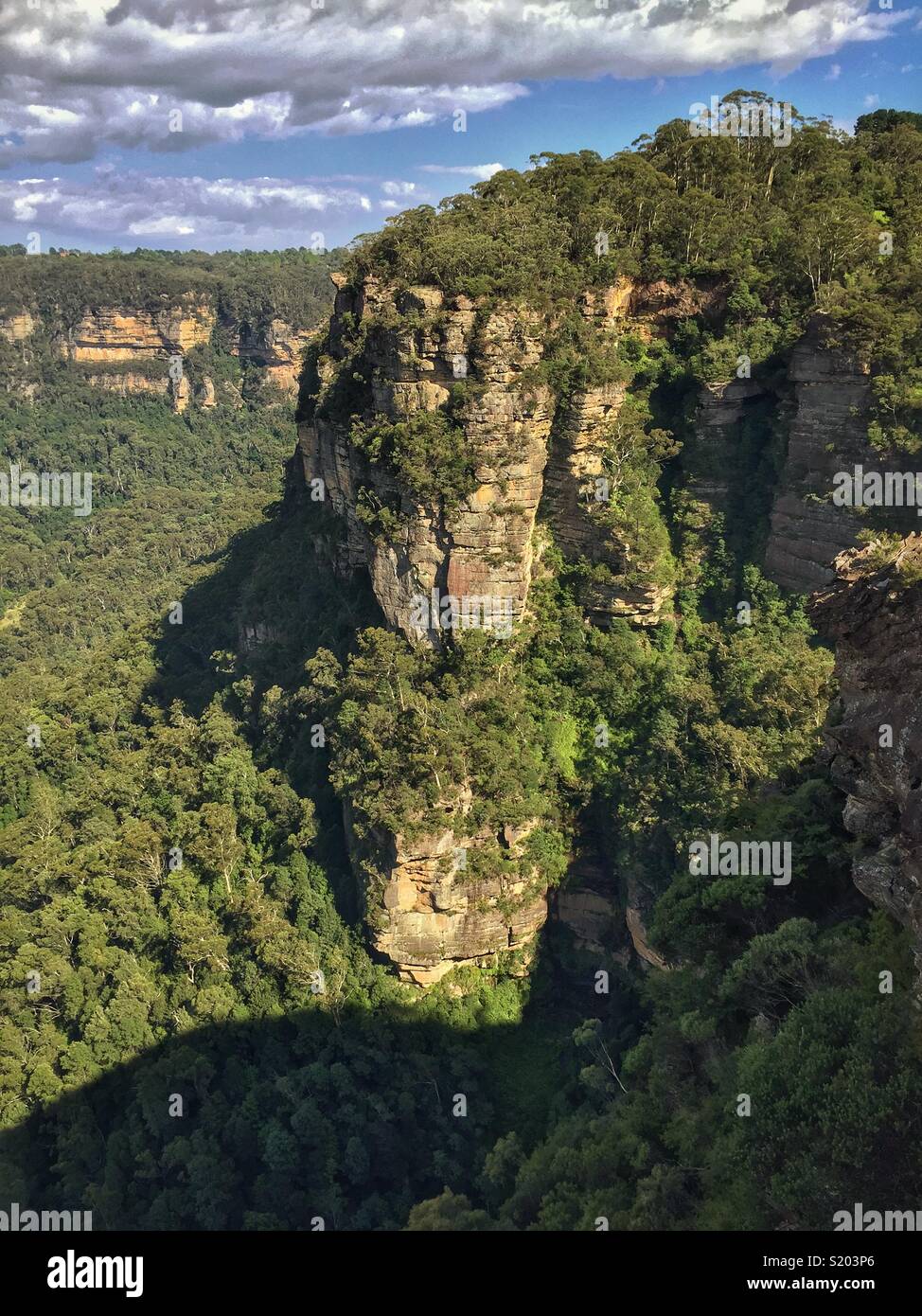 Les falaises de grès de Leura et la vallée Jamison de Golf Links Lookout, Parc National de Blue Mountains, NSW, Australie - Image de stock capturée avec un smartphone