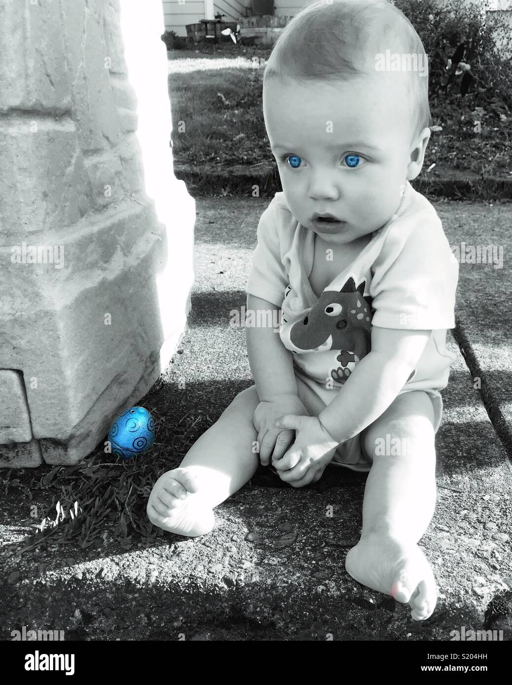 Sweet Home New York Unite States Mars 31 18 Mignon Bebe De 7 Mois Avec Des Yeux Bleus Et Un Oeuf Mangeur Bleu A Cote De Lui Photo En Noir