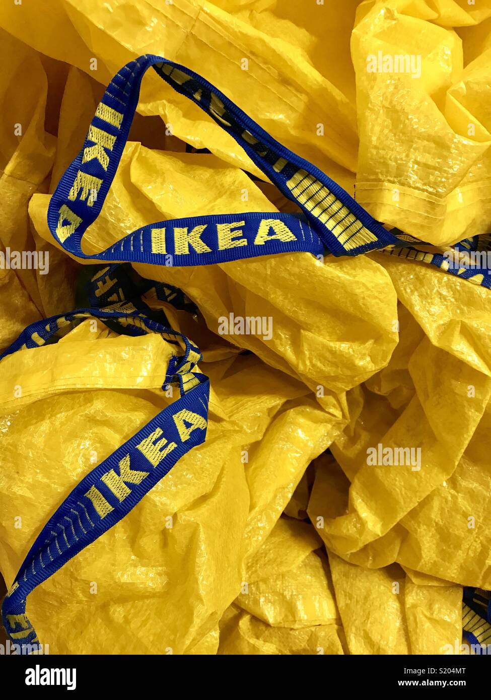 Sacs de magasinage en plastique de grande boîte Ikea - Image de stock capturée avec un smartphone
