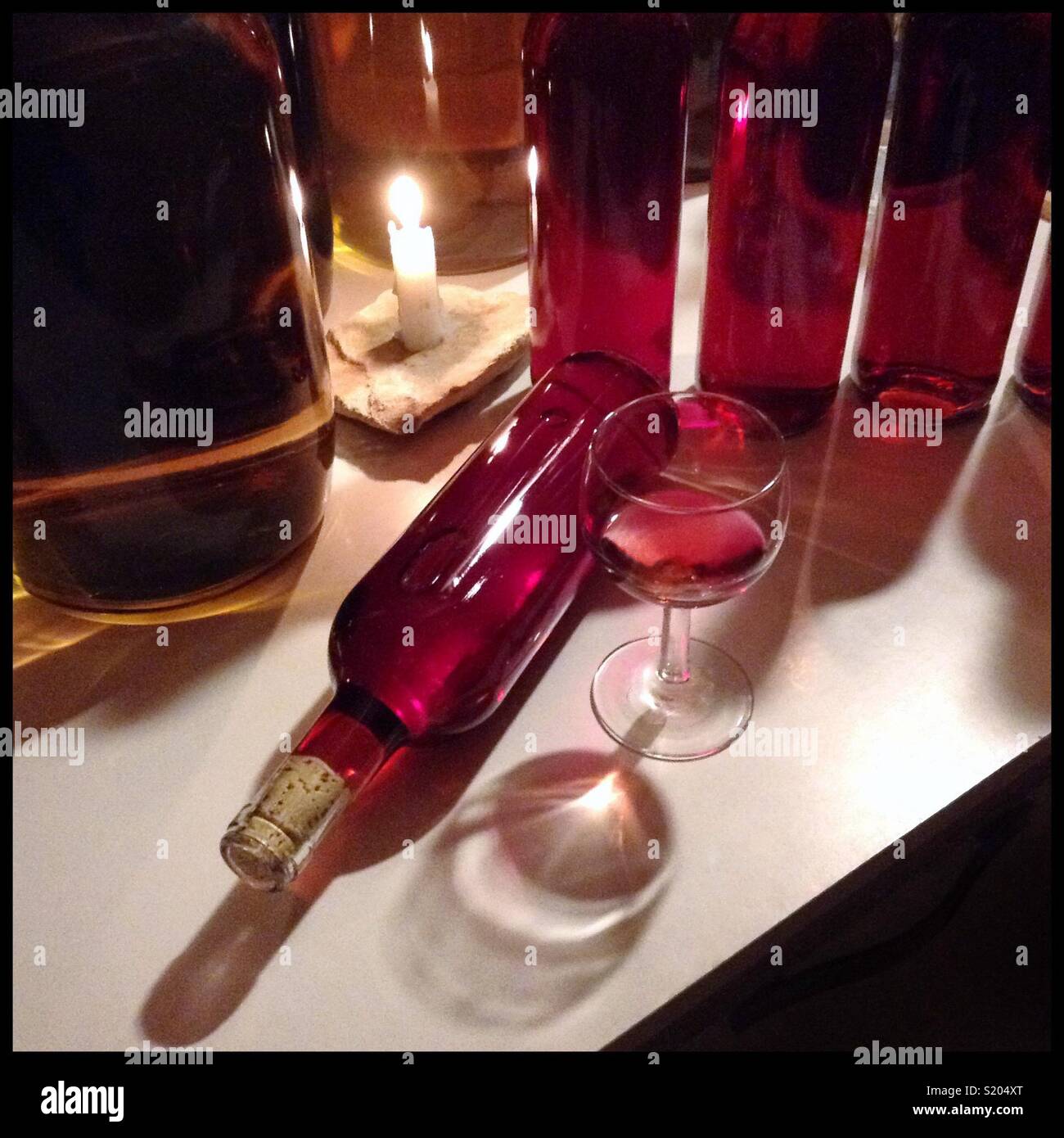 La mise en bouteille d'une saignée de Syrah (vin rosé fabriqué à partir d'un dessin et d'appuyer sur off le jus de raisins rouges), en Catalogne, Espagne. - Image de stock capturée avec un smartphone