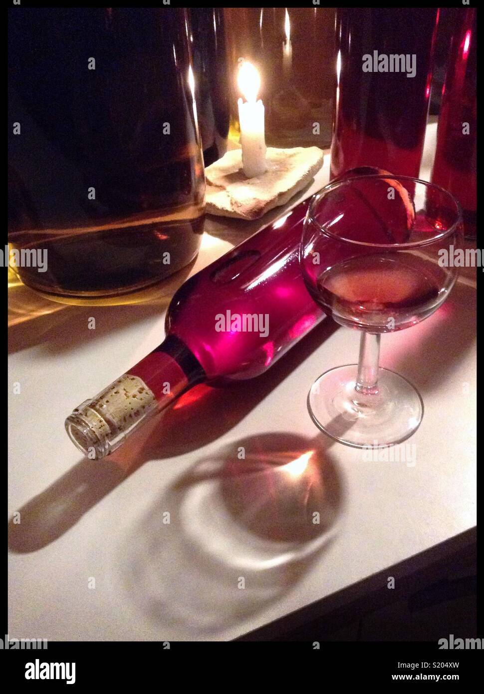 La mise en bouteille d'une saignée de Syrah (vin rosé fabriqué à partir d'un dessin et d'appuyer sur off le jus de raisins rouges), en Catalogne, Espagne. - Image de stock capturée avec un smartphone