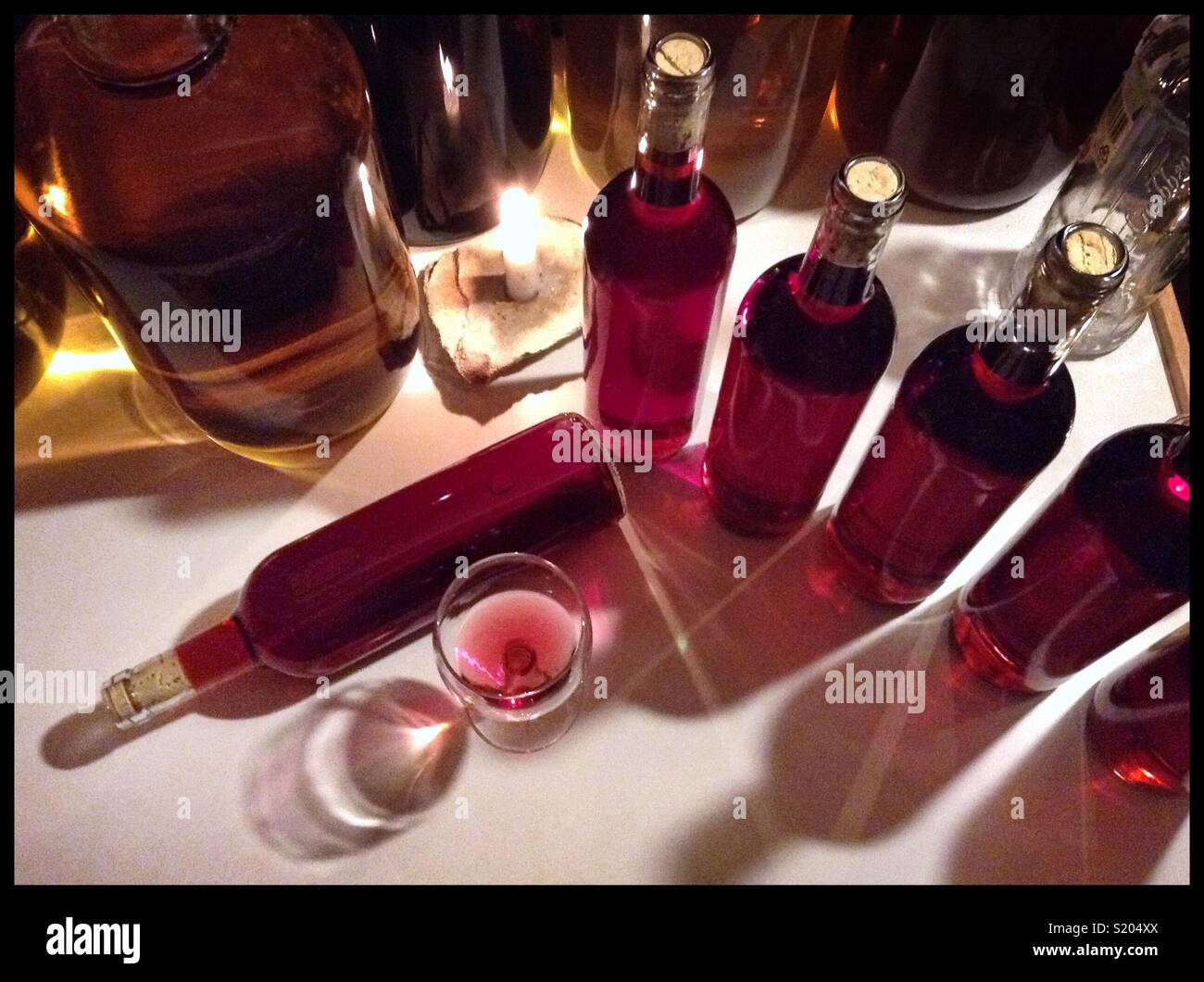 La mise en bouteille d'une saignée de Syrah (vin rosé fabriqué à partir d'un dessin et d'appuyer sur off le jus de raisins rouges), en Catalogne, Espagne. - Image de stock capturée avec un smartphone