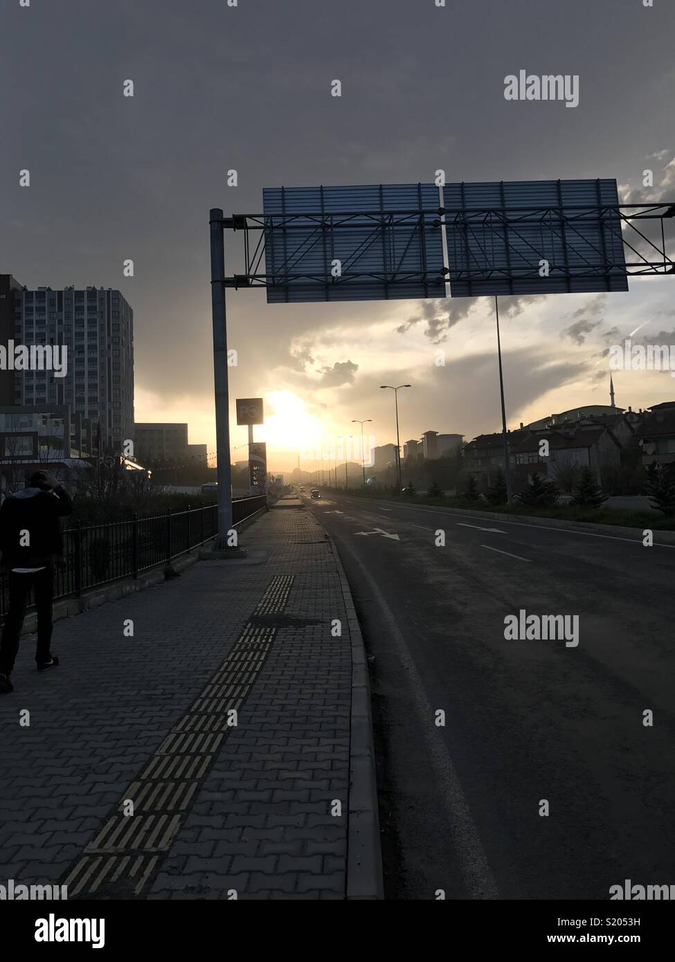 Coucher de soleil sur route cityscape kastamonu turquie Banque D'Images