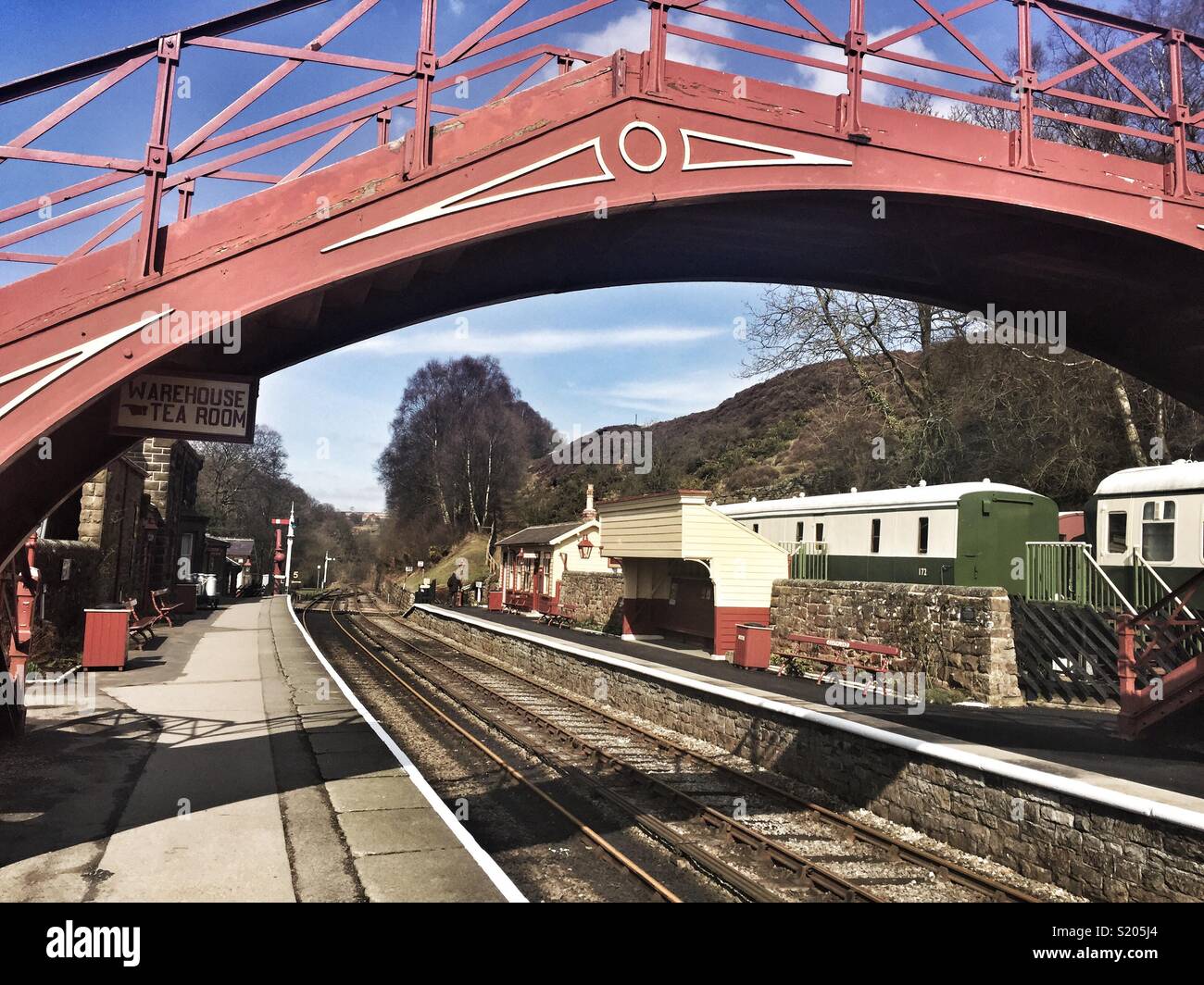 La gare de Goathland plate-forme avec bridge, Yorkshire du Nord, Yorkshire Moors - Image de stock capturée avec un smartphone
