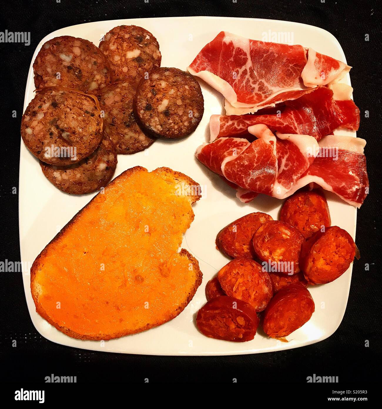 Boudin, jambon, saucisses et pain grillé avec du saindoux dans Carniceria Ana, Sierra de Cadiz, Andalousie, Espagne Banque D'Images