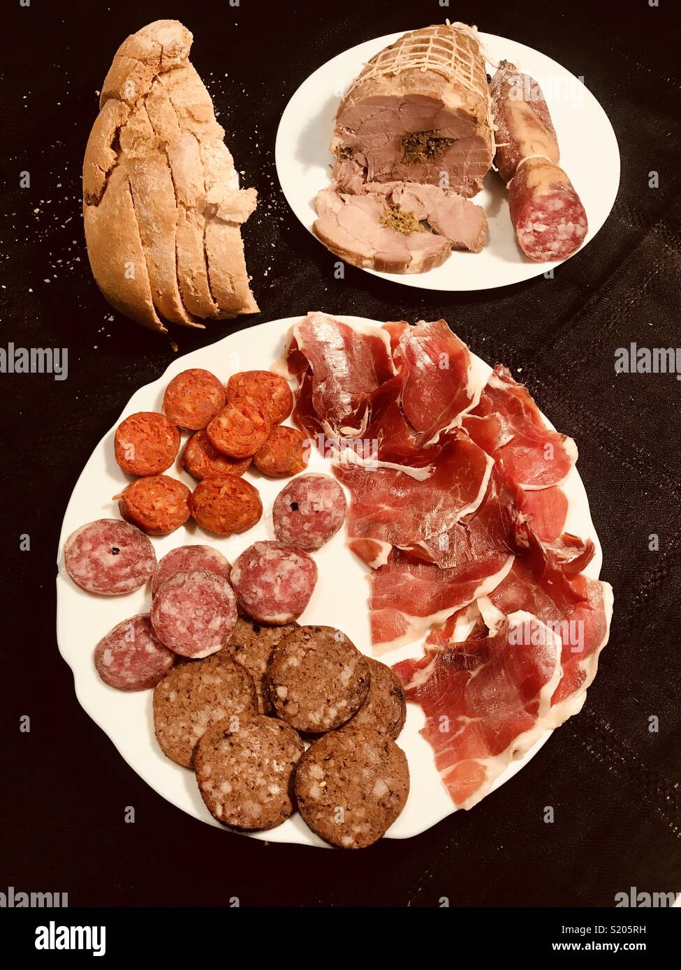 Pain complet, le pain de viande, charcuterie, saucisses, jambon cru et boudin en Carniceria Ana, Prado del Rey, La Sierra de Cadiz, Andalousie, Espagne Banque D'Images