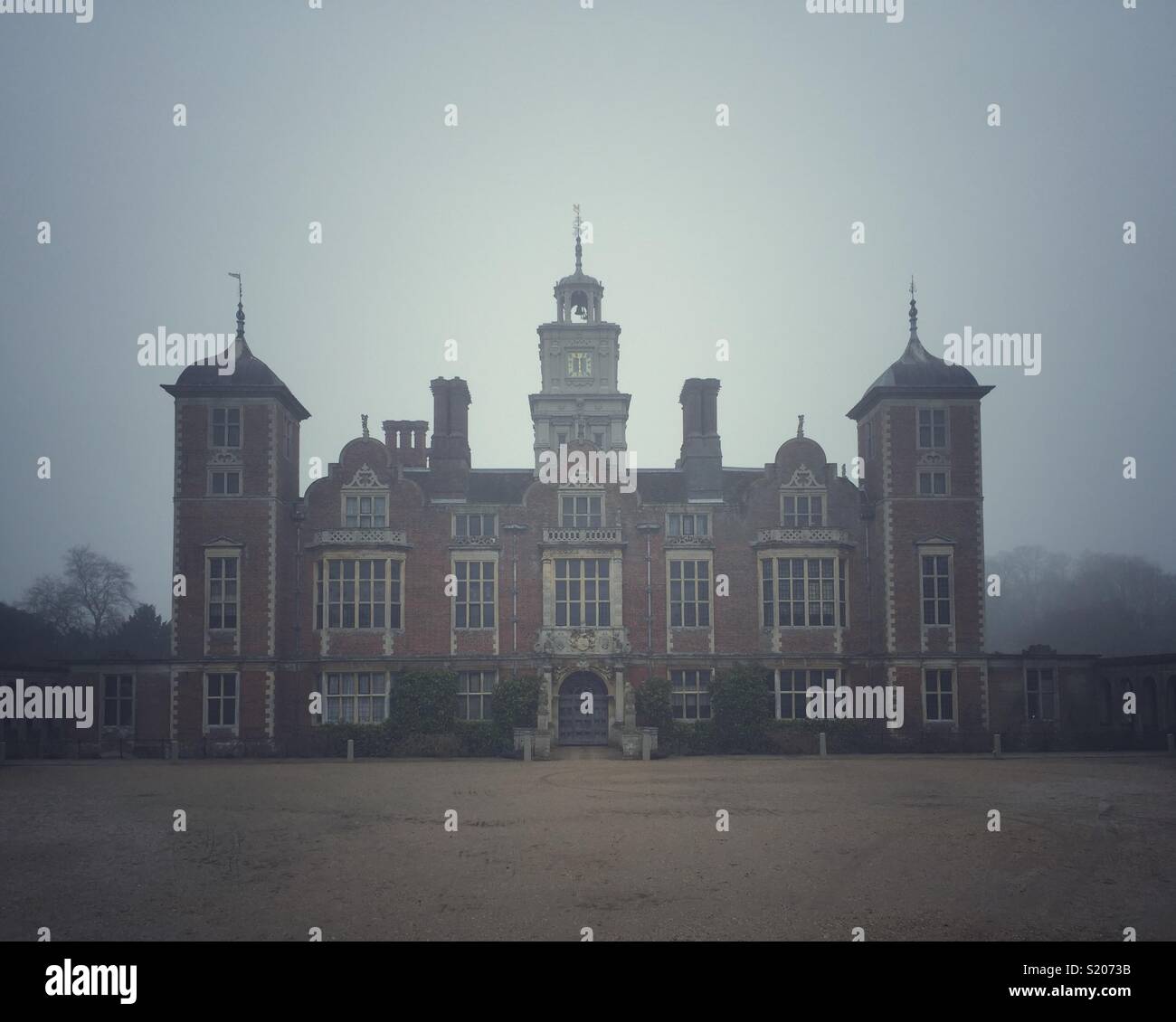 A haunted Mansion house sur une nuit fantasmagorique, Misty - Image de stock capturée avec un smartphone