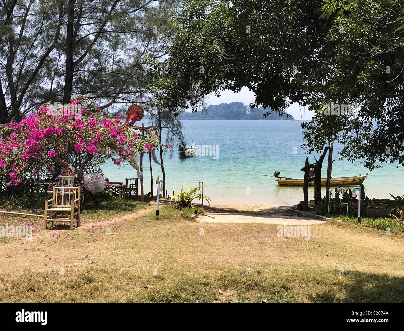 À la recherche sur la plage - Image de stock capturée avec un smartphone