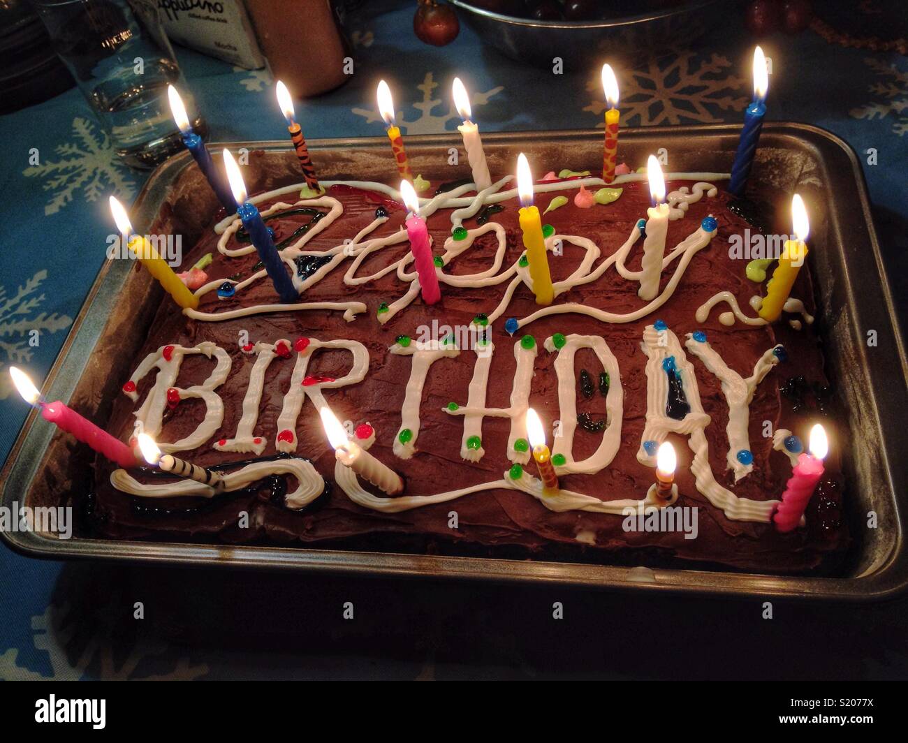Maison Decoree De Chocolat Glace Gateau D Anniversaire Avec Bougies Allumees Photo Stock Alamy