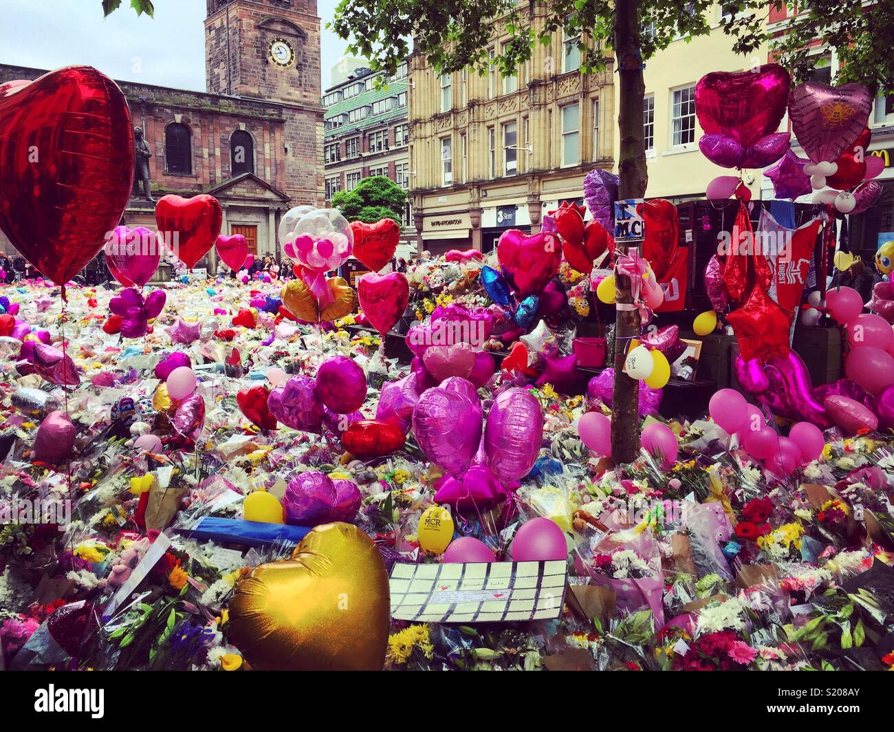 Tributs floraux pour Manchester bomb victims Banque D'Images