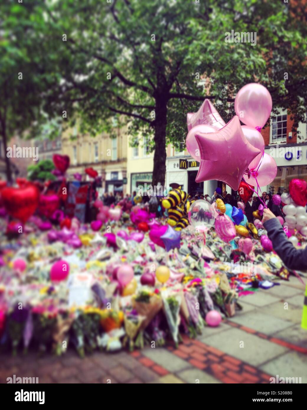 Tributs floraux & ballons pour Manchester bomb victims Banque D'Images