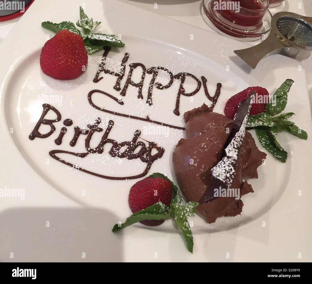 Joyeux Anniversaire Ecrit Dans Le Chocolat Photo Stock Alamy Joyeux Anniversaire Ecrit Dans Le Chocolat Photo Stock Alamy
