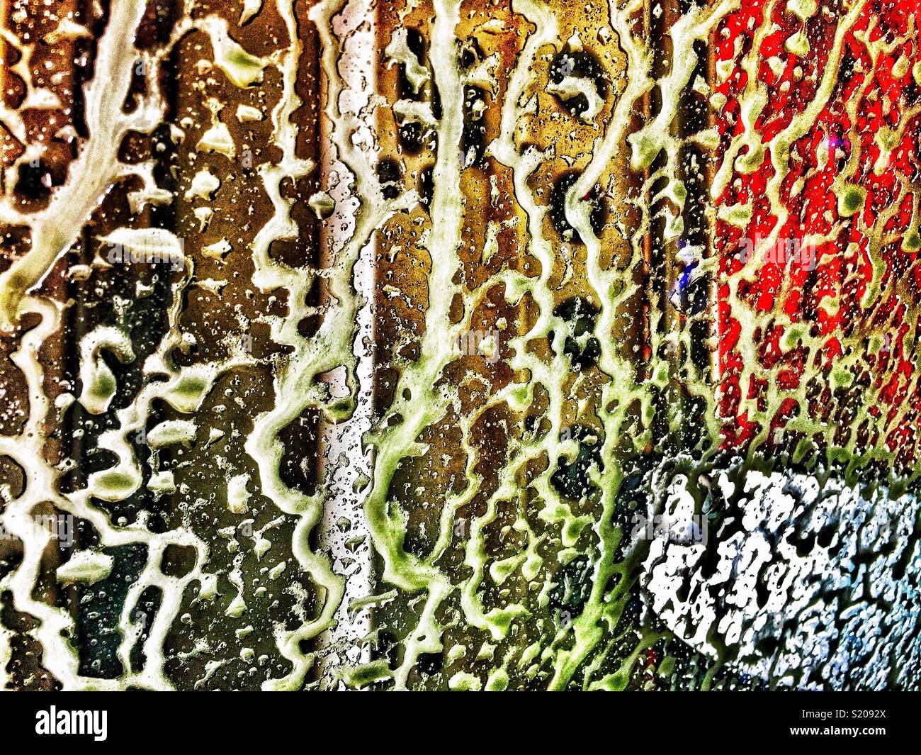 Cours d'eau de l'eau savonneuse sur fenêtre en lavage de voiture - Image de stock capturée avec un smartphone