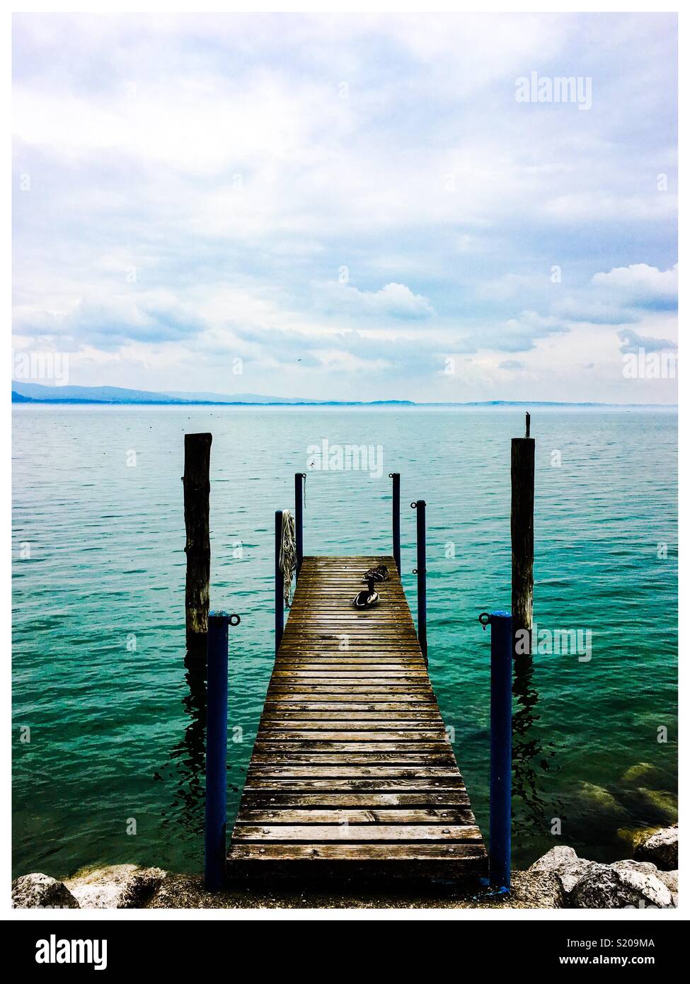 Une jetée donnant sur le lac de Garde en Italie Banque D'Images