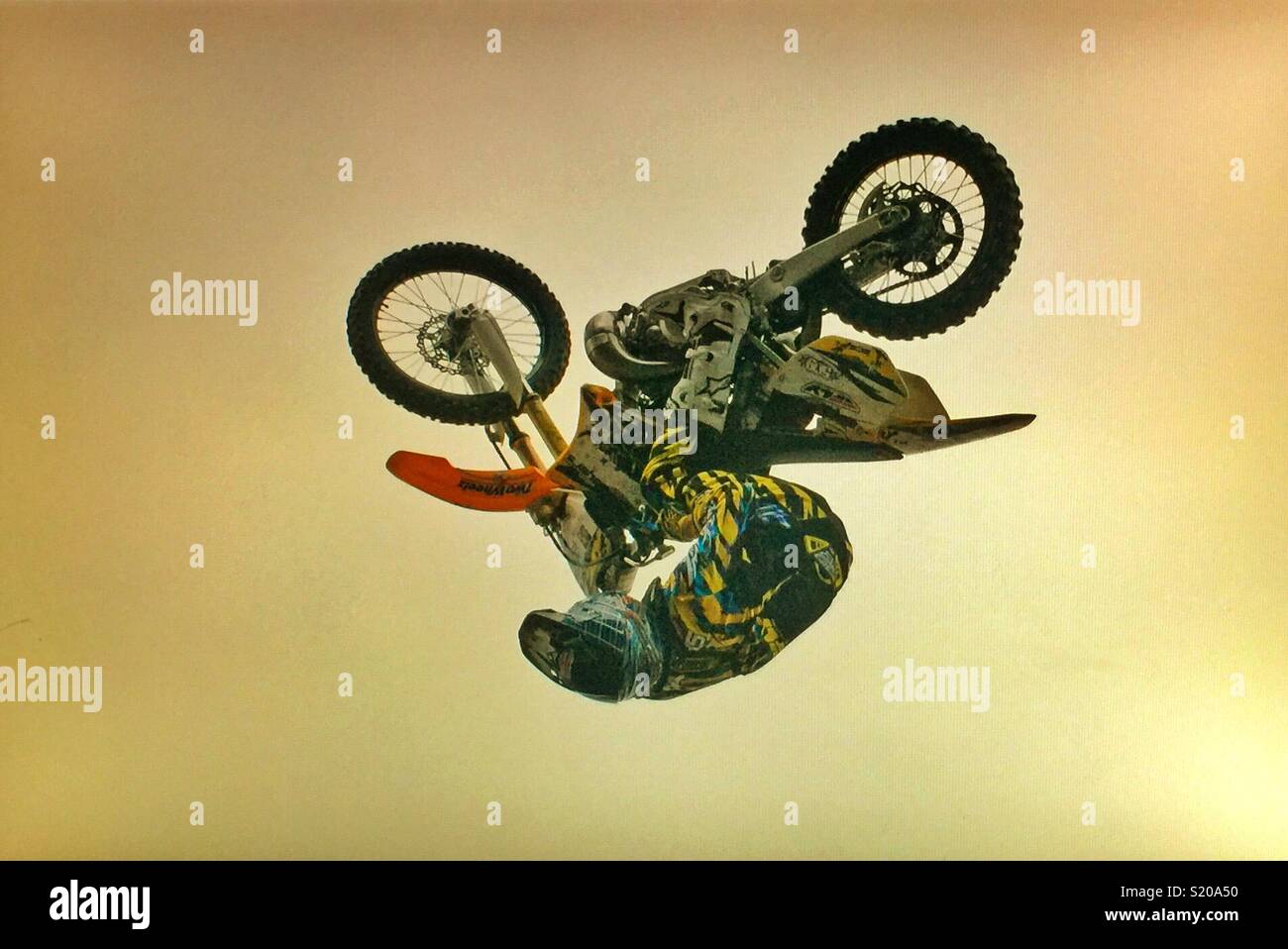 Cascades moto sur la piste , Calgary, Alberta. - Image de stock capturée avec un smartphone