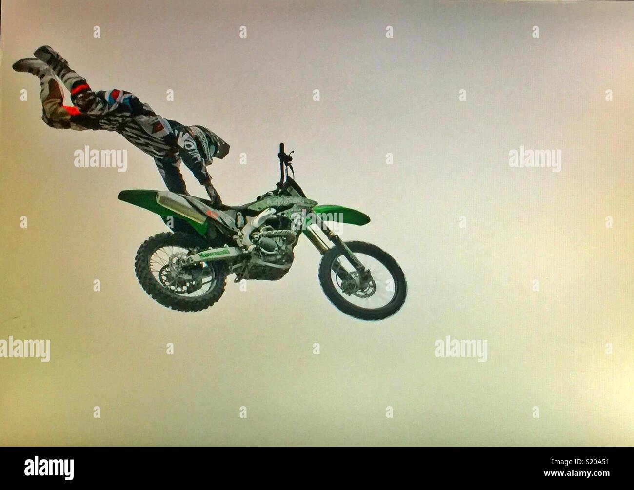 Cascades moto sur la piste , Calgary, Alberta. - Image de stock capturée avec un smartphone