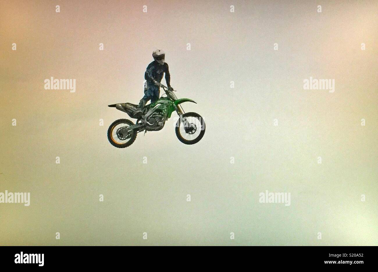 Cascades moto sur la piste , Calgary, Alberta. - Image de stock capturée avec un smartphone