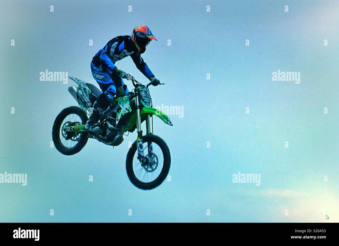 Cascades moto sur la piste , Calgary, Alberta. - Image de stock capturée avec un smartphone