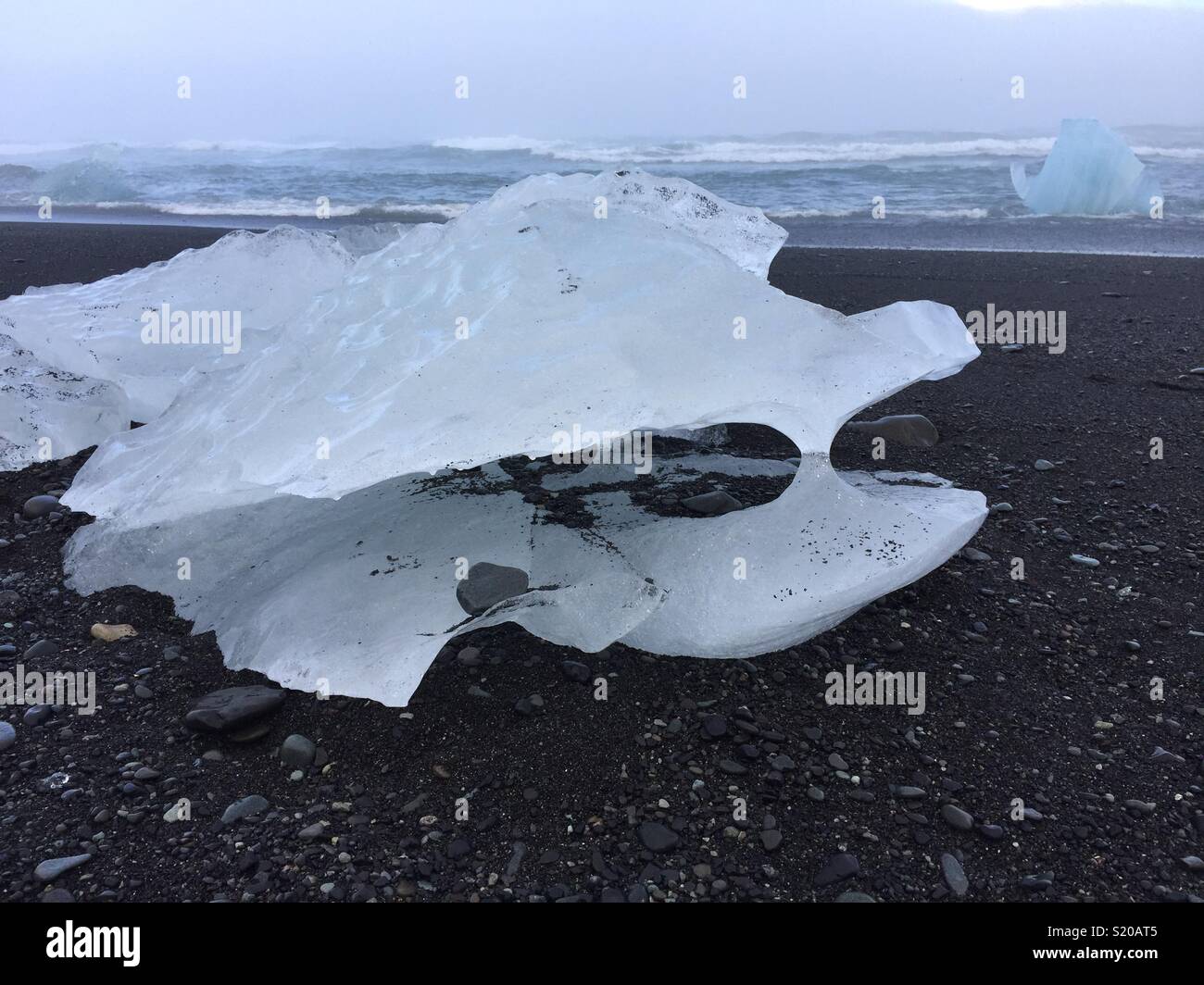 Iceberg sur plage de sable noir, l'Islande Banque D'Images
