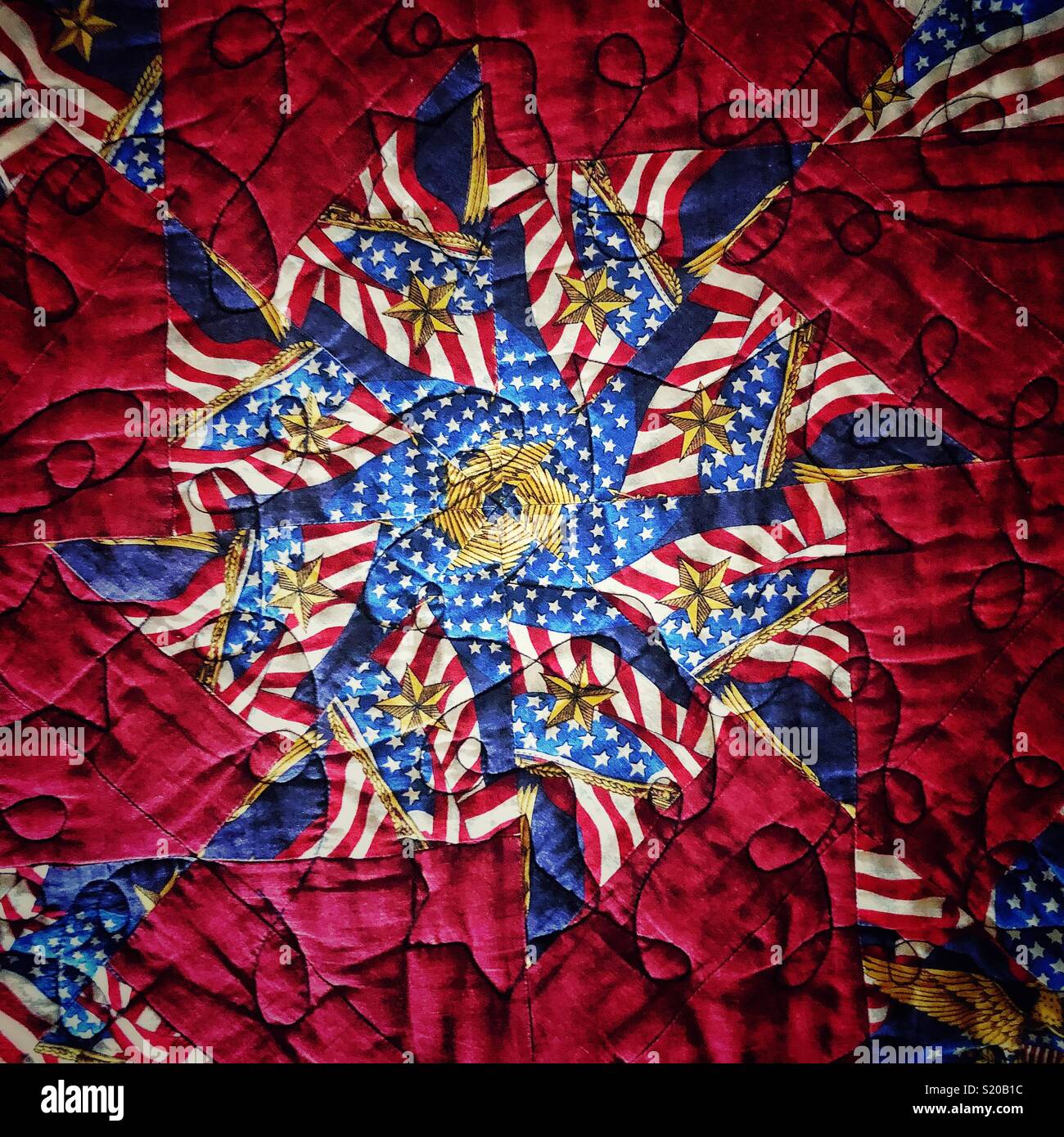 Fragment de patriotic American quilt dans Modèle de blocage kaléidoscope - Image de stock capturée avec un smartphone