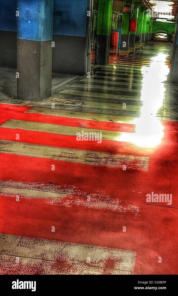 Undeground de stationnement dans un centre commercial avec passage piétons pour les piétons Banque D'Images