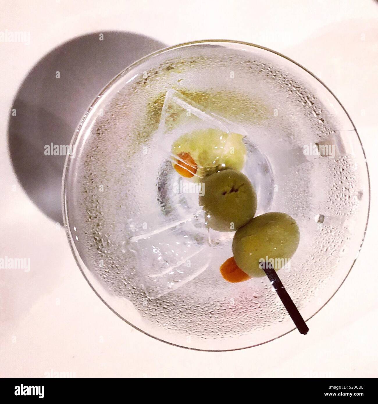 Martini classique on White Banque D'Images