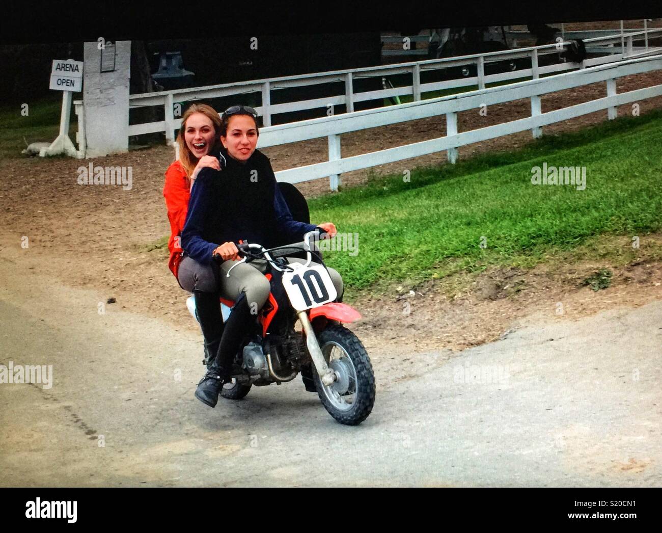 Deux personnes équitation de moto - Image de stock capturée avec un smartphone