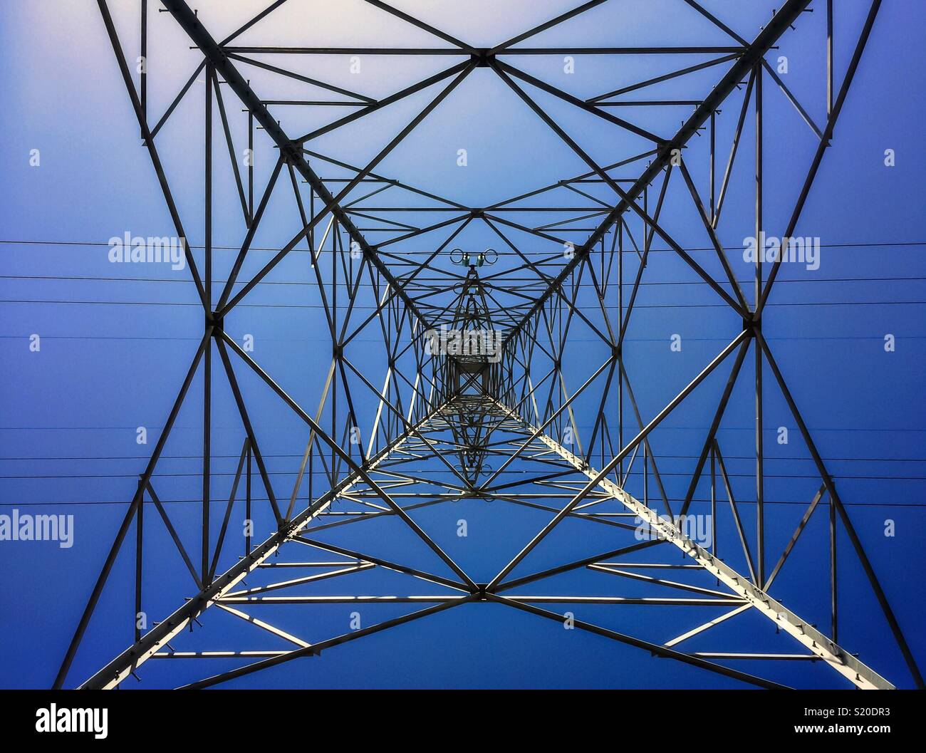 Les lignes électriques haute tension structure de tour Vue du bas, jusqu'à la recherche, en France. - Image de stock capturée avec un smartphone
