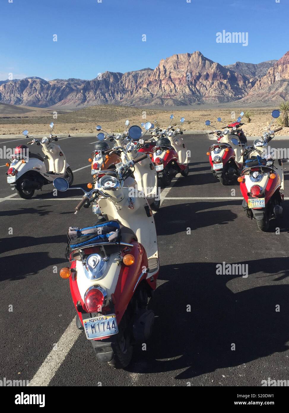 Scooters en stationnement dans le red rock canyon, Nevada Banque D'Images