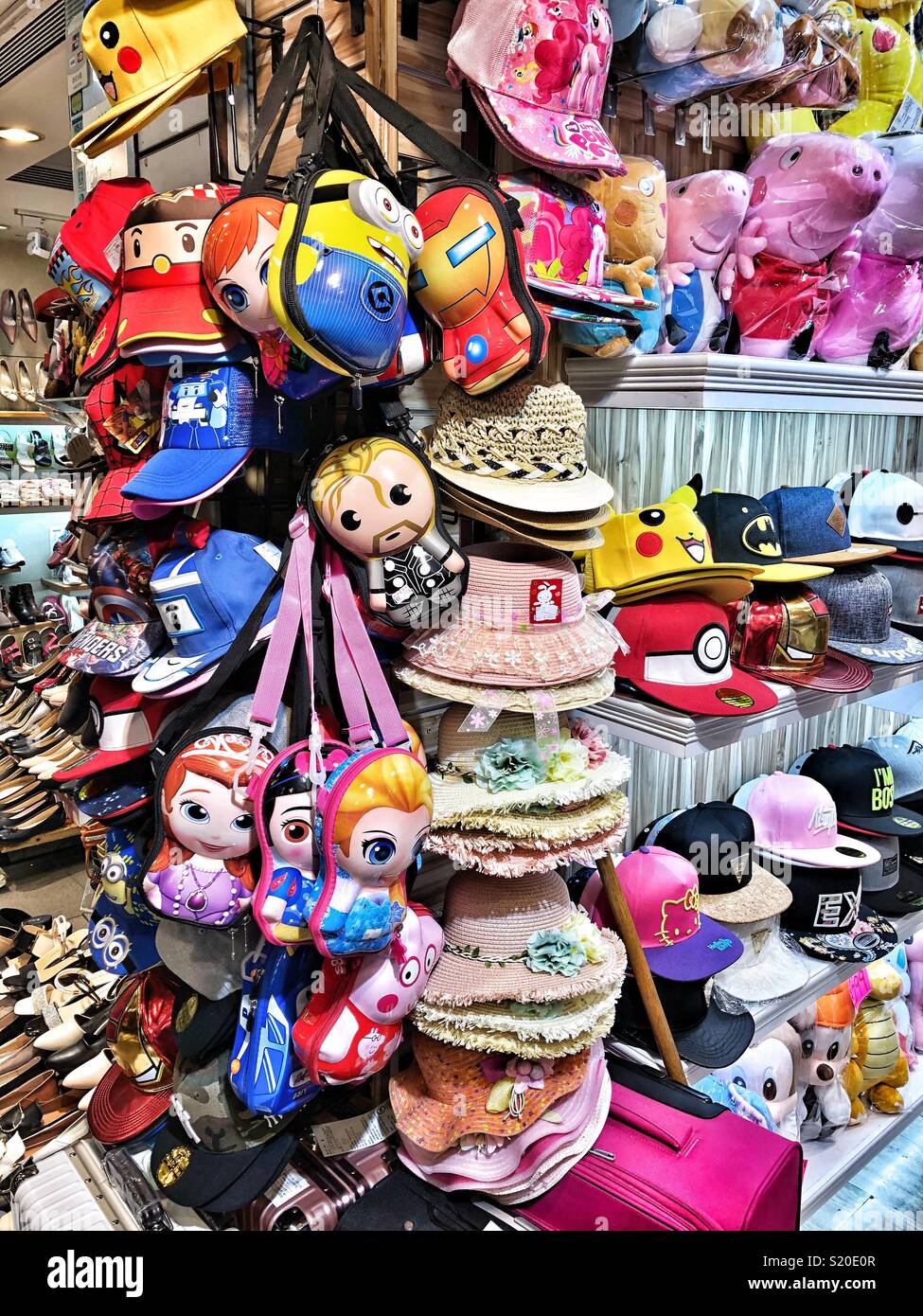 Une collection de chapeaux et personnage de sacs. Banque D'Images