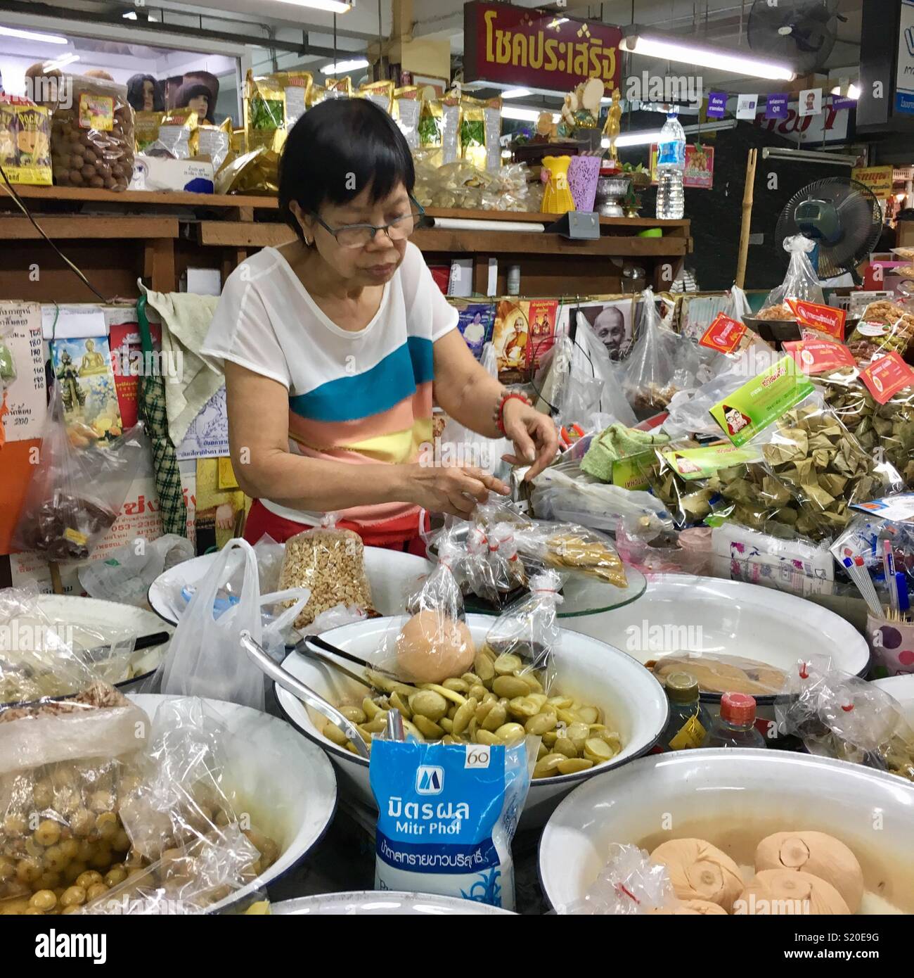 Dame , ventes , marché alimentaire Chiang Mai Banque D'Images
