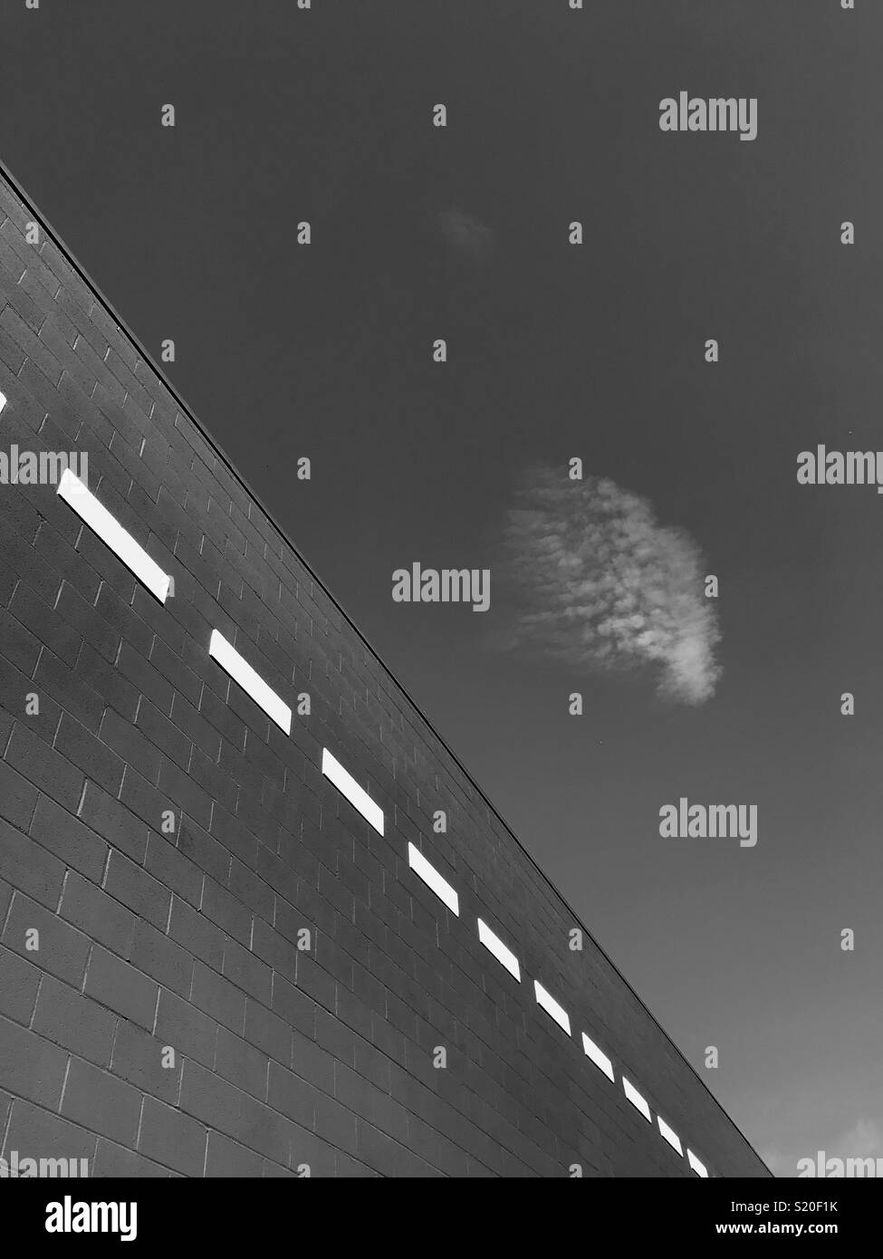 Lignes abstraites sur un bâtiment et un nuage. Banque D'Images