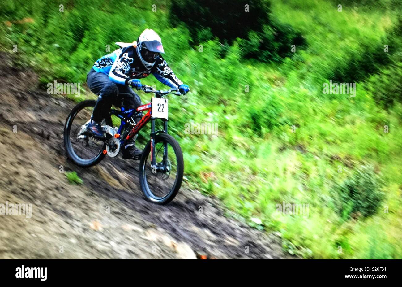 Course de vélo en bas de la colline Banque D'Images