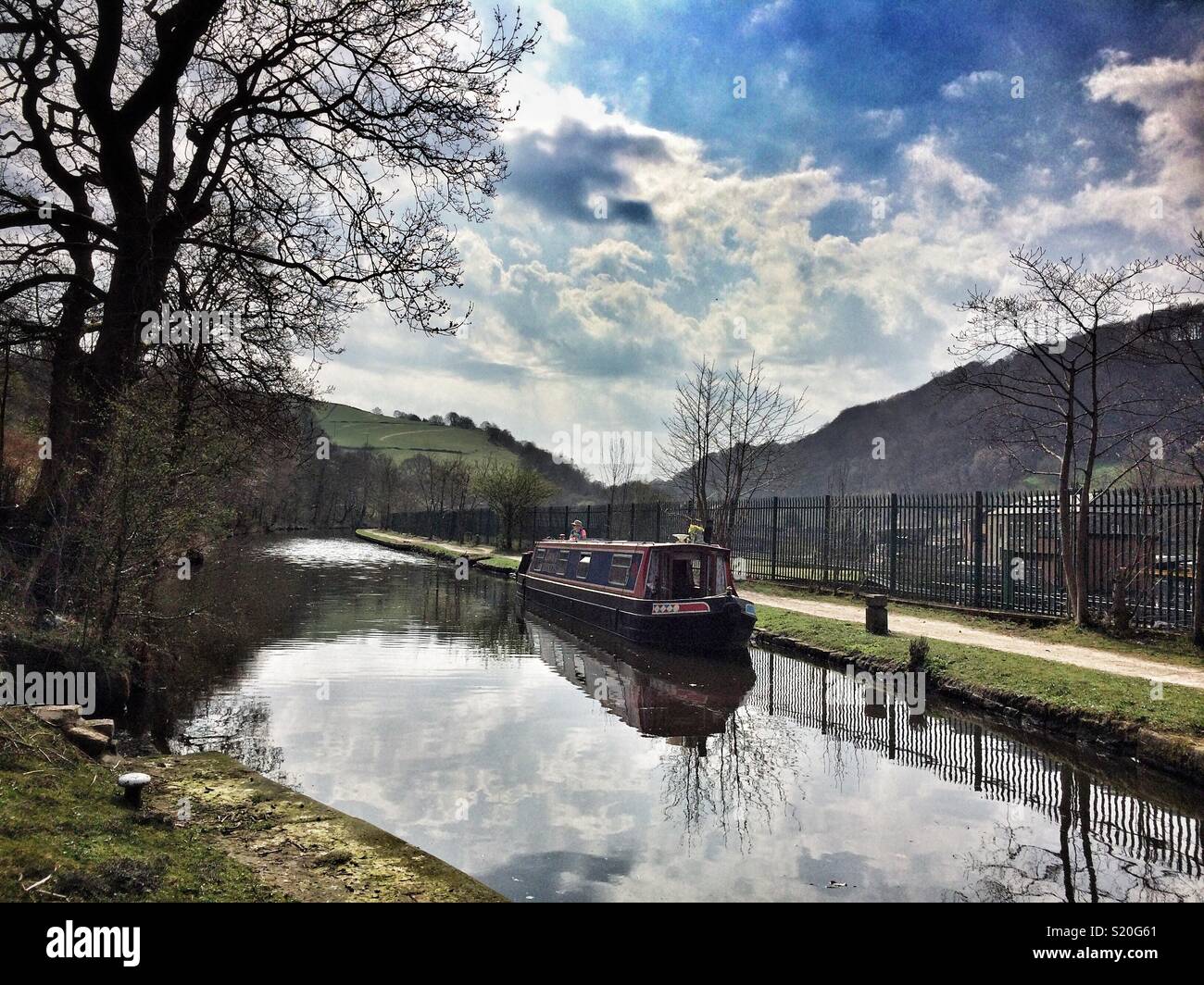 Un petit bateau sur le canal Banque D'Images