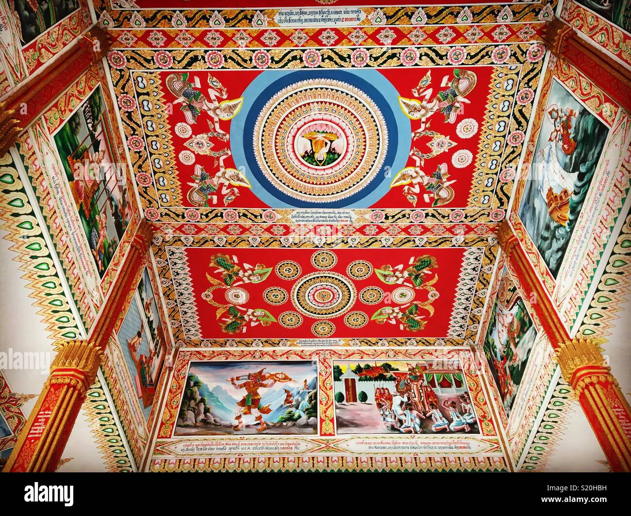 Détail du plafond décoratif du Temple à Vientiane au Laos Banque D'Images