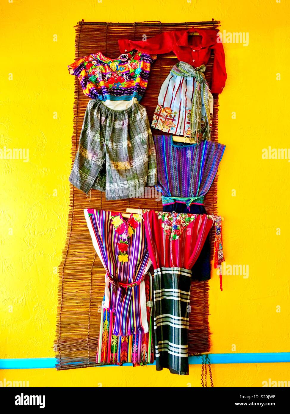 L'habillement traditionnel mexicain sur l'affichage mural Banque D'Images