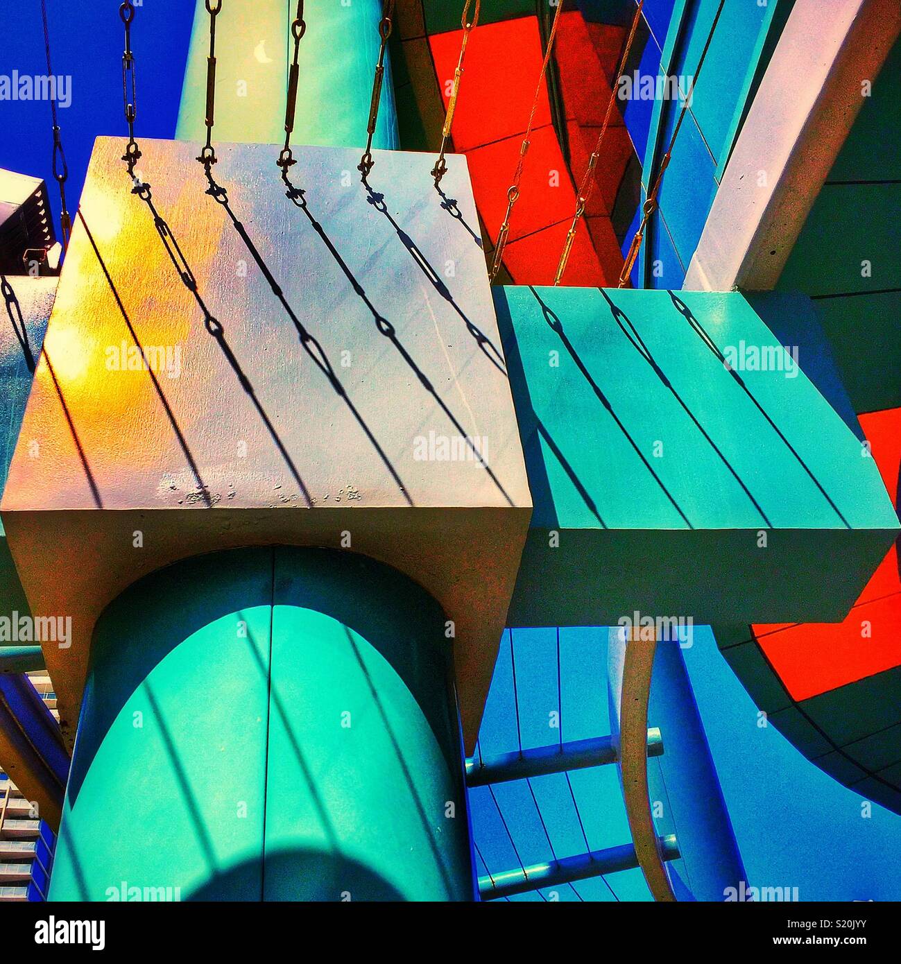 À la recherche jusqu'à un bâtiment coloré dans la lumière du soleil - Image de stock capturée avec un smartphone