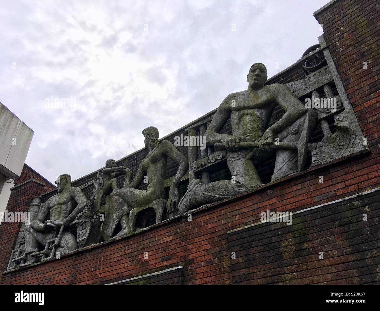 Sculpture dans le centre-ville de Dudley par Edward Bainbridge Copnall (1903-73), né le cap, Président de la Société royale de sculpteurs de 1961 à 1966. Banque D'Images