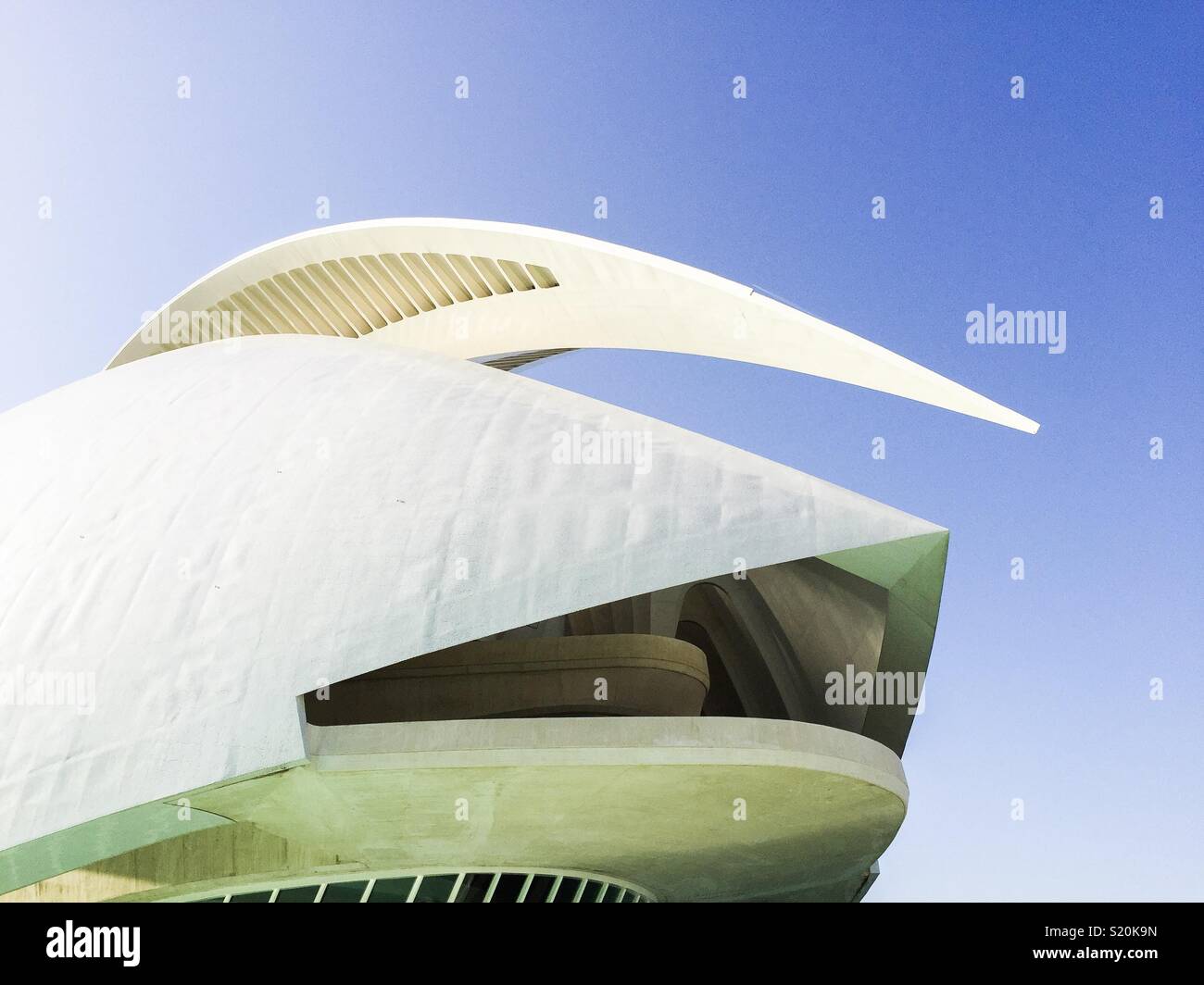 Palau de les arts (théâtre de l'opéra) par Santiago Calatrava à Valence, Espagne - Image de stock capturée avec un smartphone