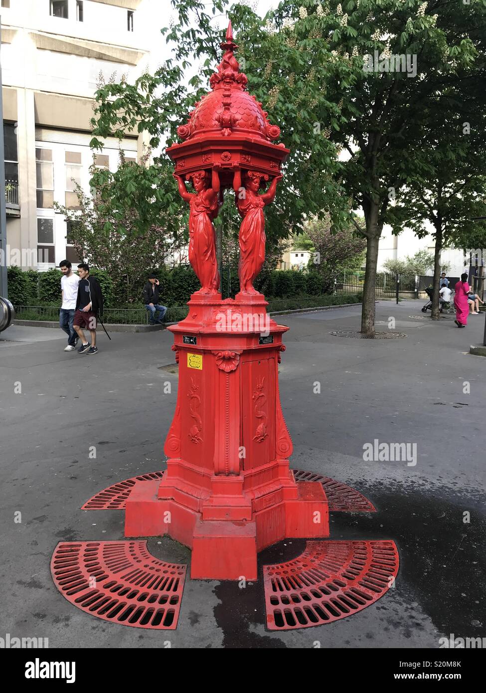 Paris, fontaine Wallace peint rouge Banque D'Images